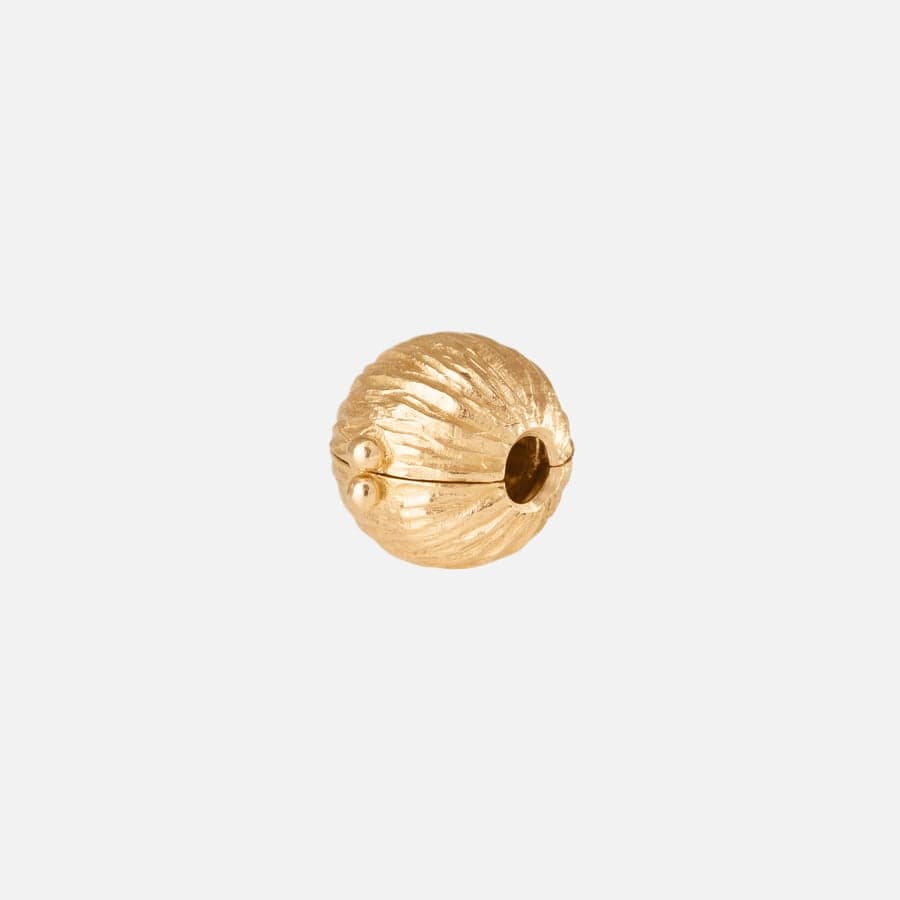 Nature Globe Clasp Small in 18 Karat Yellow Gold | Ole Lynggaard