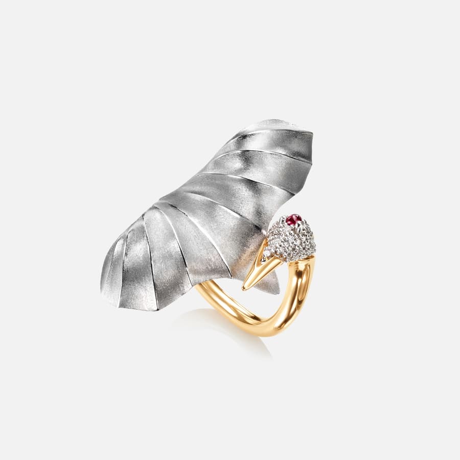 Cranes Ring Medium in 18 Karat Gold with Diamonds | Ole Lynggaard