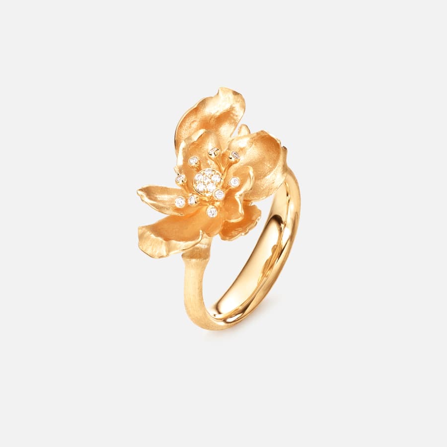 Wild Rose ring in yellow gold and diamonds | Ole Lynggaard