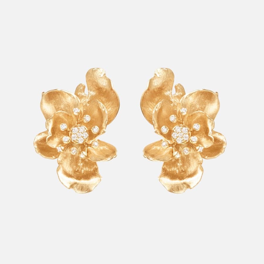 Wild Rose stud earrings in yellow gold and diamonds | Ole Lynggaard