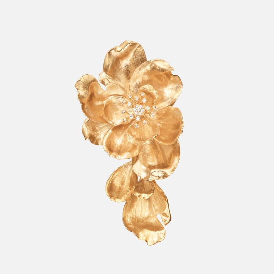 Wild Rose earclip in 18 karat yellow gold and diamonds | Ole Lynggaard